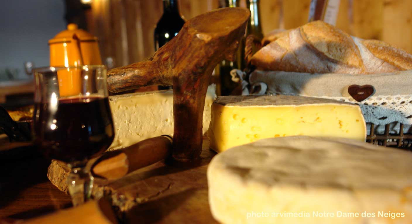 belle terrasse ensoleillée restaurant situé sur la plaine de Dran sur la plateau des Glières, sur les pistes de ski de fond. arvimedia