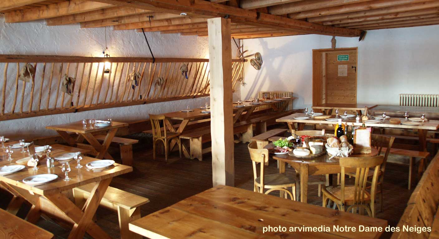 le restaurant dispose d'une grande salle lumineuse et spacieuse capacité plus de 50 personnes arvimedia