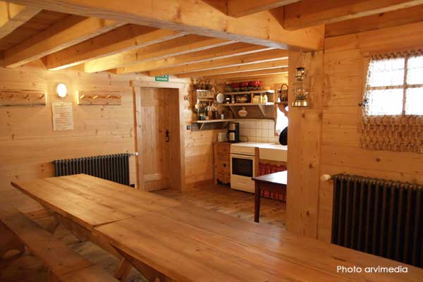 grande salle à manger cuisine entièrement équipée