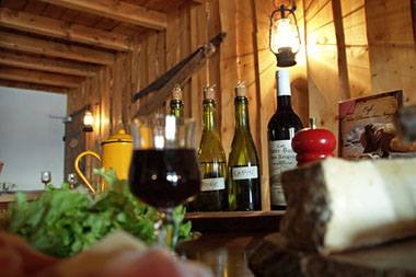 Salle du restaurant Notre Dame des Neiges Plateau des Glières repas unique ouvert toute l'année