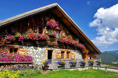 refuge gite de montagne situé sur le plateau des Glières en Haute Savoie arvimedia
