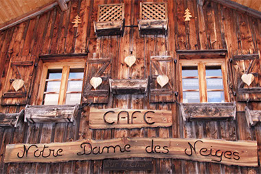 Le chalet se situe sur le parcours de ski de fond du plateau des Glières