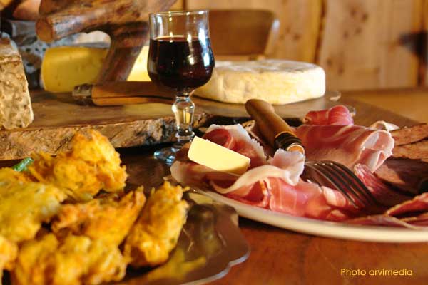 Le repas des montagnards, rien de tel après une bonne rando... Restaurant situé sur le plateau des Glières en Haute Savoie arvimedia
