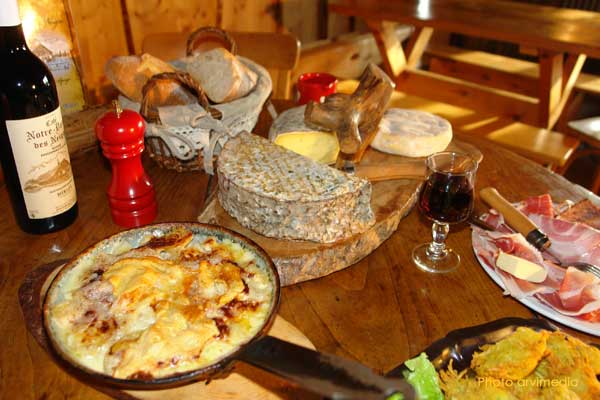 Le repas des montagnards, rien de tel après une bonne rando... Restaurant situé sur le plateau des Glières en Haute Savoie arvimedia