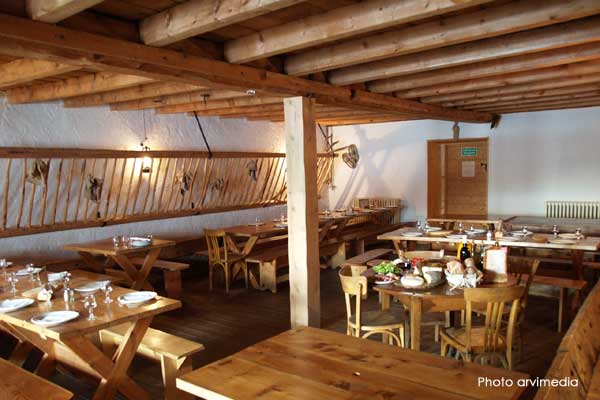 Salle du restaurant Notre Dame des Neiges Plateau des Glières repas unique ouvert toute l'année
