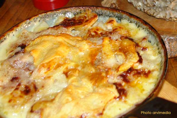 Tartiflette maison cuisinée avec du bon reblochon de nos montagnes